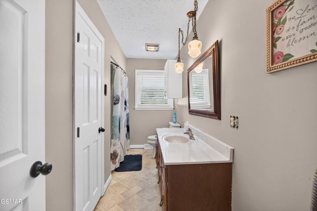 819 Redwood Drive, Mount Carmel, TN 37645