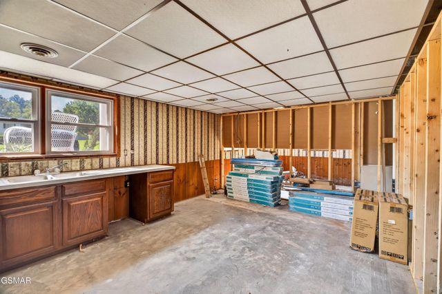 819 Redwood Drive, Mount Carmel, TN 37645