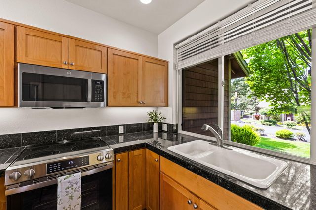 1277 Highland View Loop, Redmond, OR 97756