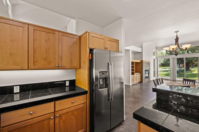 1277 Highland View Loop, Redmond, OR 97756