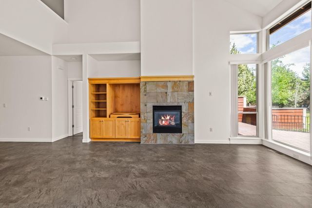 1277 Highland View Loop, Redmond, OR 97756