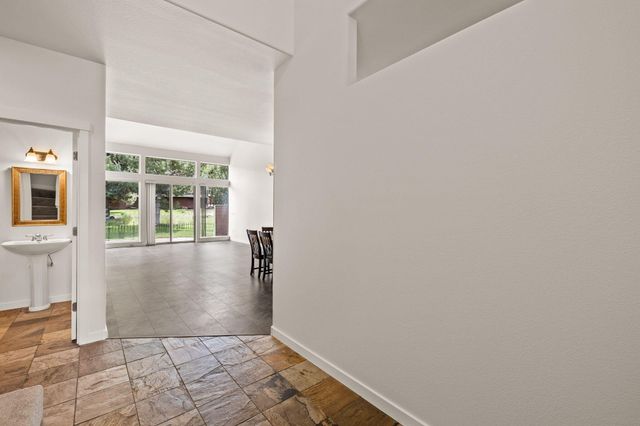 1277 Highland View Loop, Redmond, OR 97756