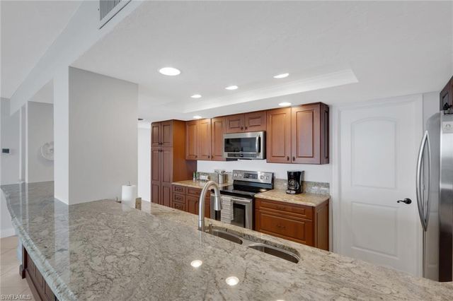 10420 Gulf Shore DR 162, Naples, FL 34108