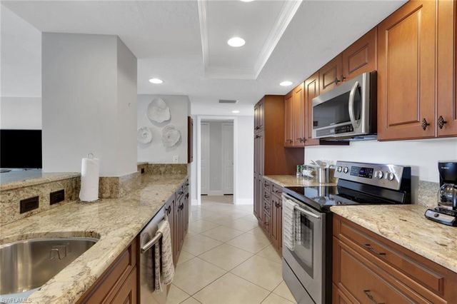 10420 Gulf Shore DR 162, Naples, FL 34108