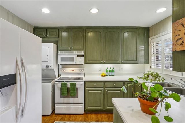 2556 Defoors Ferry NW Road, Atlanta, GA 30318