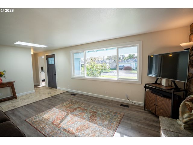 1873 ALDERWOOD St, Eugene, OR 97404