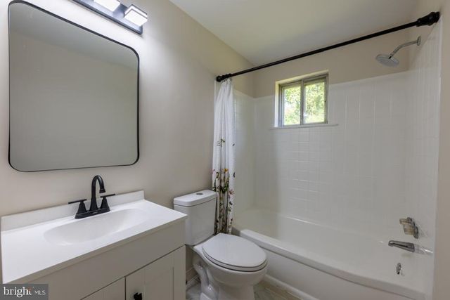 24 WAKEFIELD DR, Newark, DE 19711