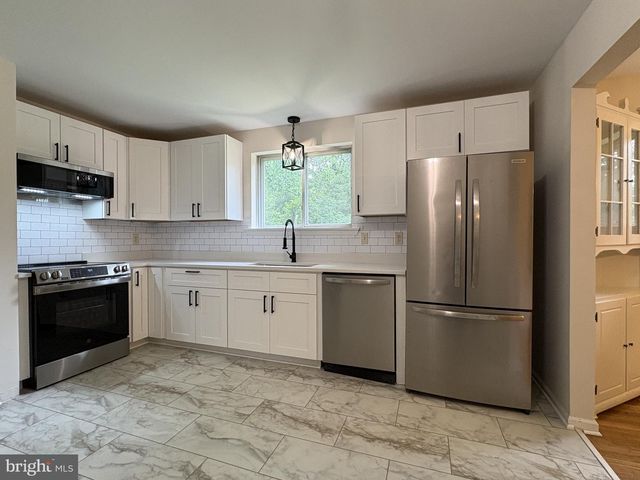 24 WAKEFIELD DR, Newark, DE 19711