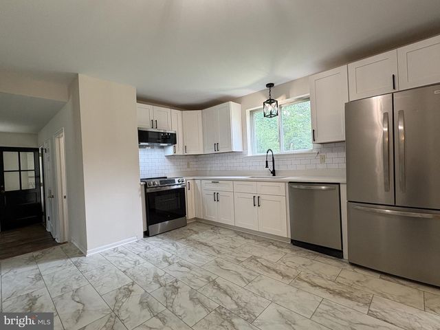 24 WAKEFIELD DR, Newark, DE 19711
