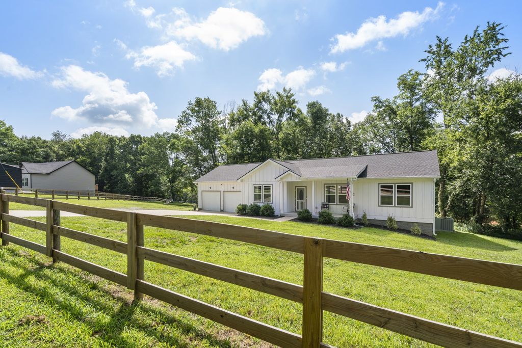 1505 E Piney Rd, Dickson, TN 37055
