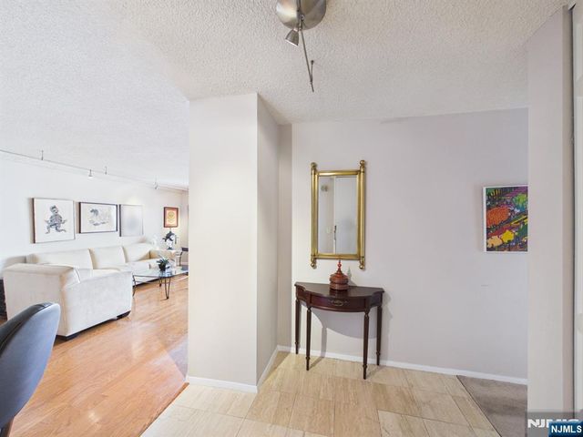 300 Winston 2215, Cliffside Park, NJ 07010