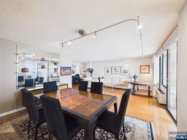 300 Winston 2215, Cliffside Park, NJ 07010