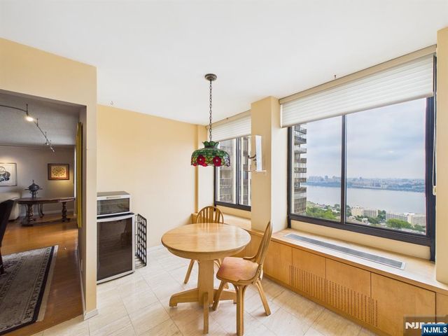 300 Winston 2215, Cliffside Park, NJ 07010