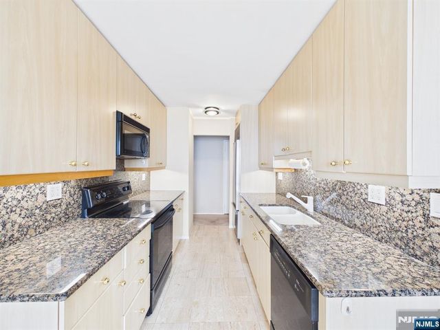 300 Winston 2215, Cliffside Park, NJ 07010