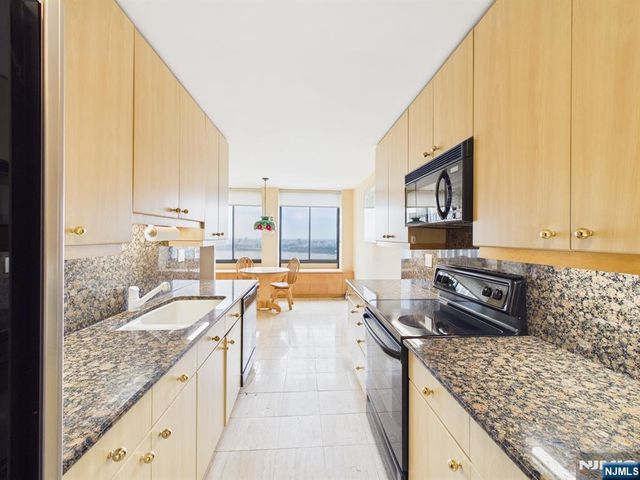 300 Winston 2215, Cliffside Park, NJ 07010