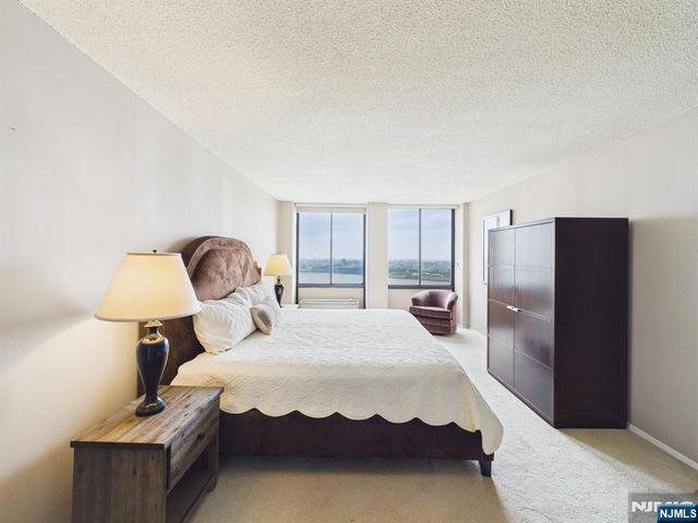 300 Winston 2215, Cliffside Park, NJ 07010