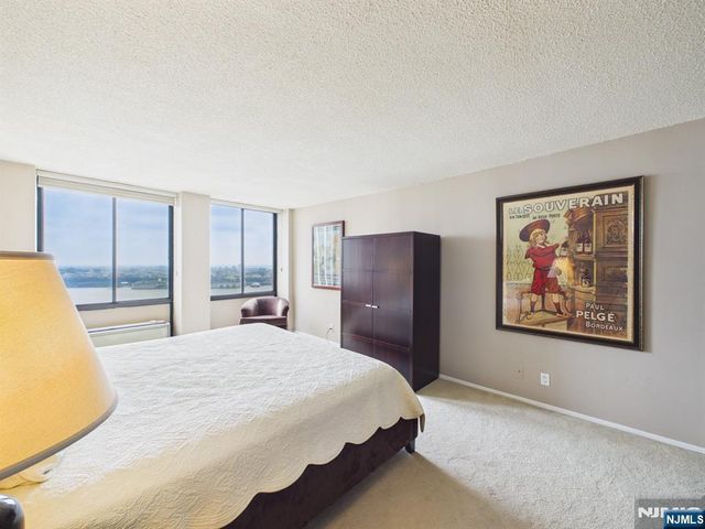300 Winston 2215, Cliffside Park, NJ 07010