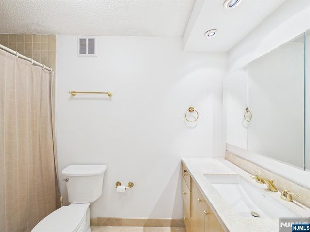 300 Winston 2215, Cliffside Park, NJ 07010
