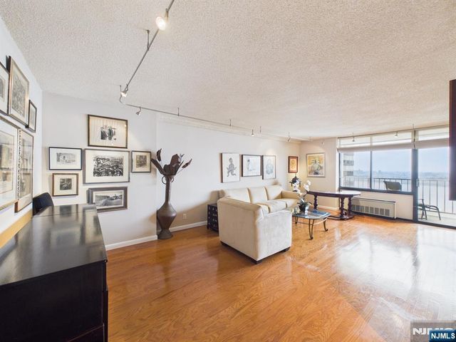 300 Winston 2215, Cliffside Park, NJ 07010