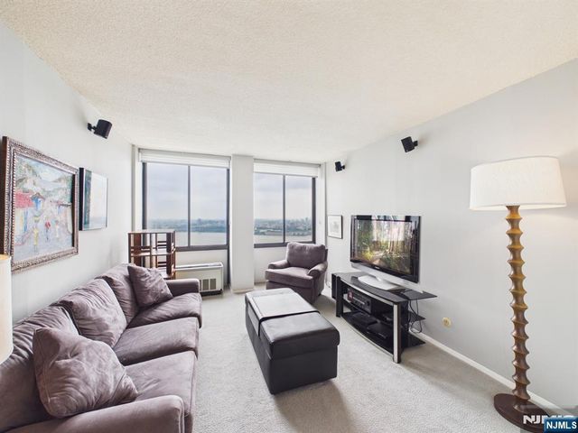 300 Winston 2215, Cliffside Park, NJ 07010