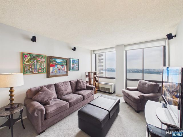 300 Winston 2215, Cliffside Park, NJ 07010