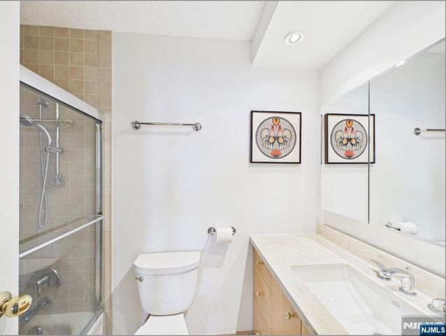 300 Winston 2215, Cliffside Park, NJ 07010