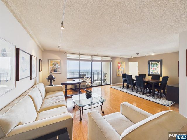 300 Winston 2215, Cliffside Park, NJ 07010