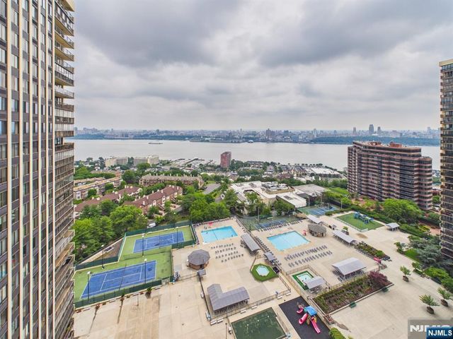 300 Winston 2215, Cliffside Park, NJ 07010