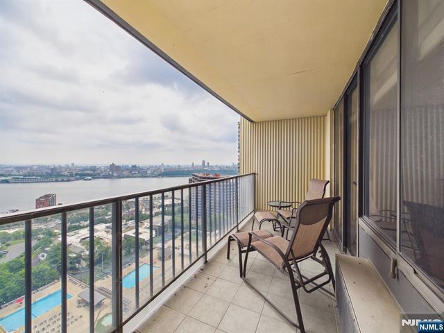 300 Winston 2215, Cliffside Park, NJ 07010