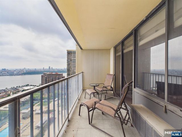 300 Winston 2215, Cliffside Park, NJ 07010