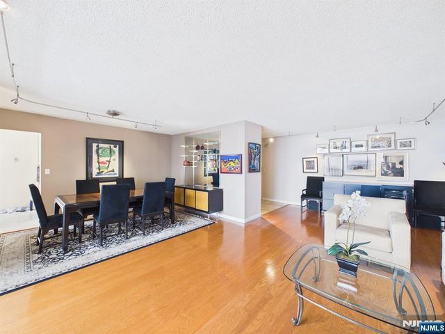 300 Winston 2215, Cliffside Park, NJ 07010
