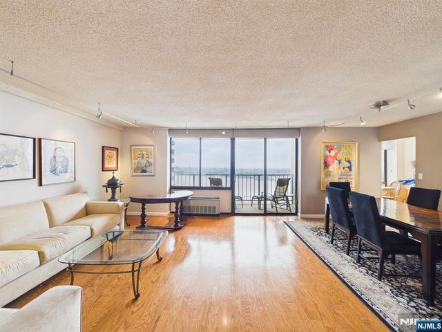 300 Winston 2215, Cliffside Park, NJ 07010