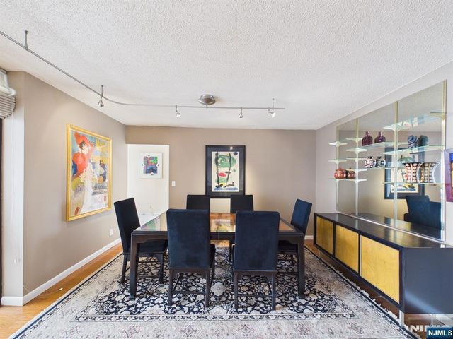 300 Winston 2215, Cliffside Park, NJ 07010