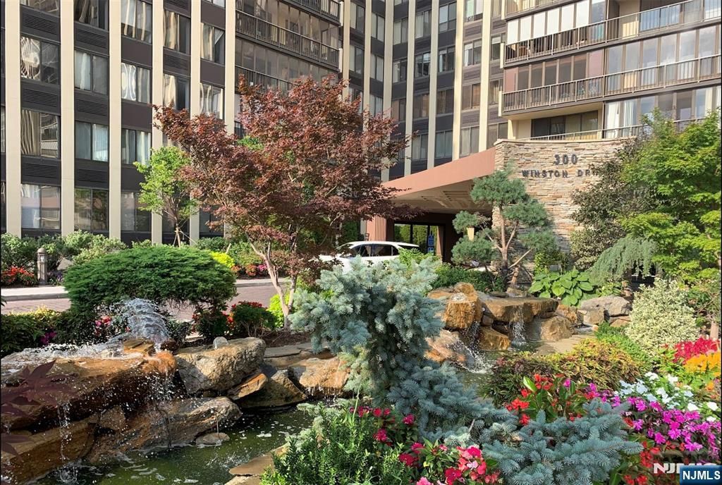 300 Winston 2215, Cliffside Park, NJ 07010