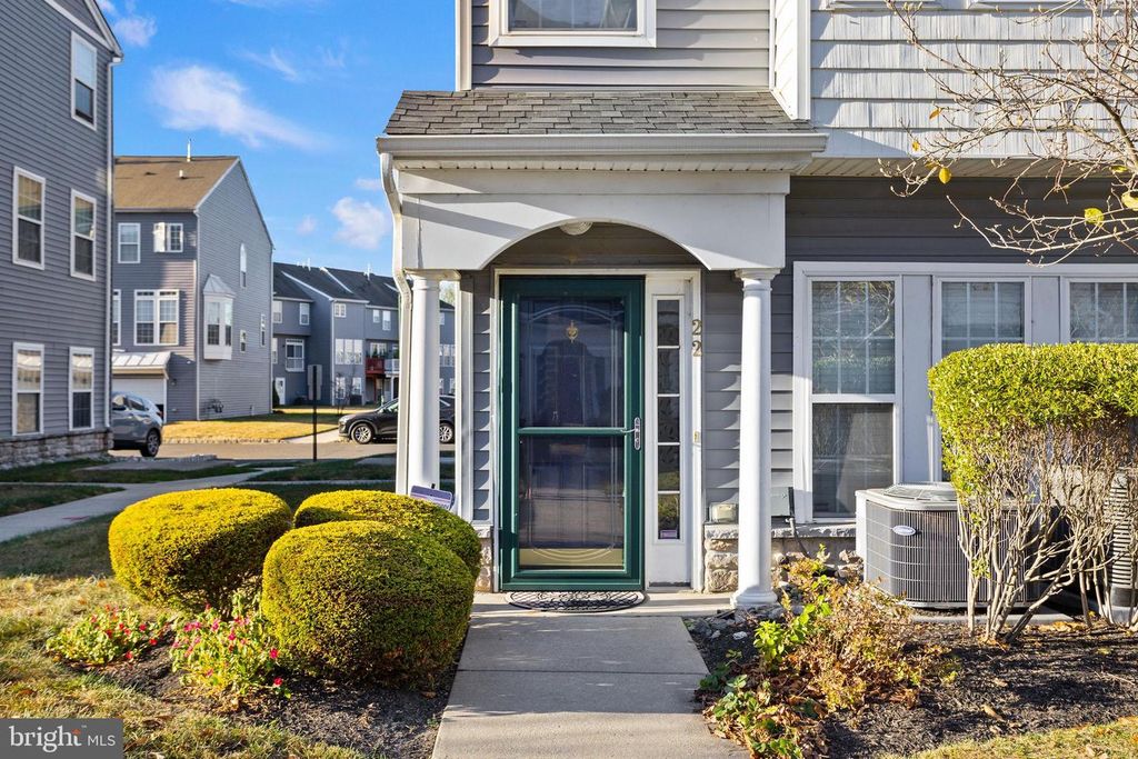 22 SWAN CT, Delran, NJ 08075