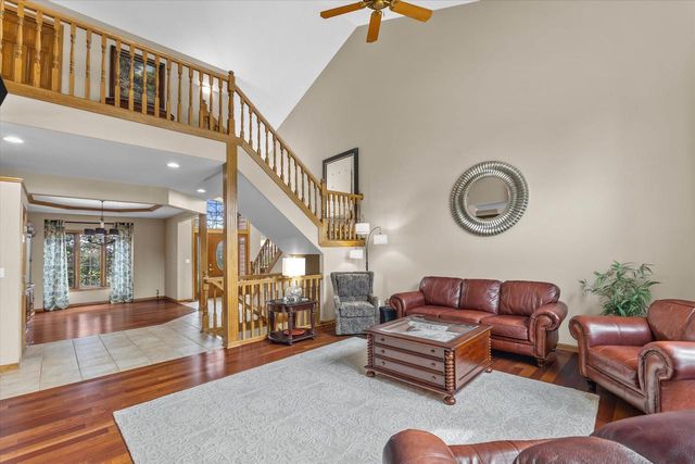 W287N921 Bedouin COURT, Waukesha, WI 53188