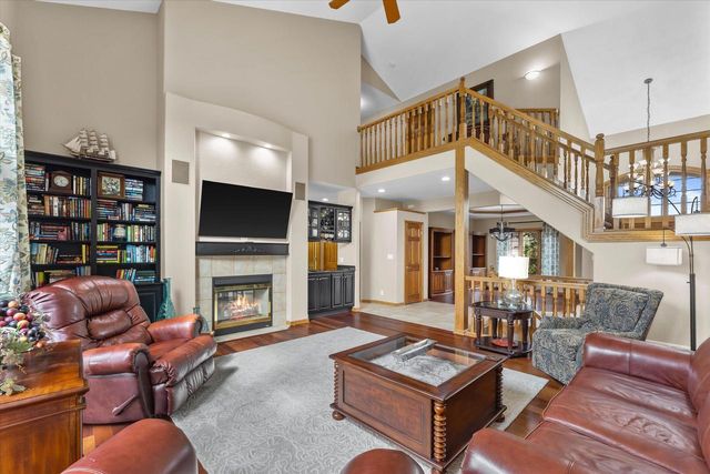 W287N921 Bedouin COURT, Waukesha, WI 53188