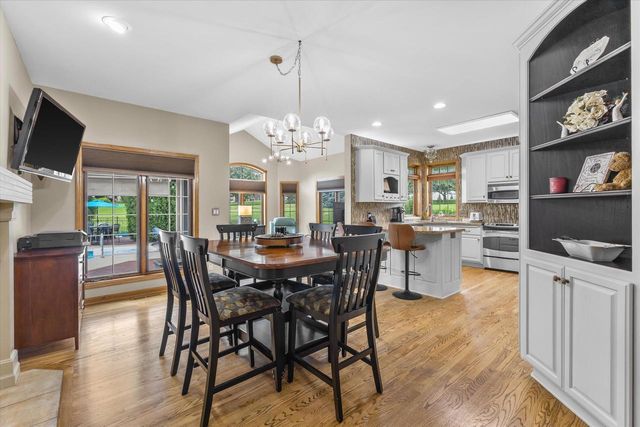 W287N921 Bedouin COURT, Waukesha, WI 53188