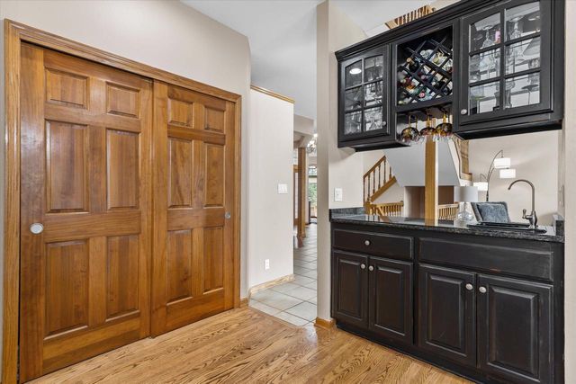 W287N921 Bedouin COURT, Waukesha, WI 53188