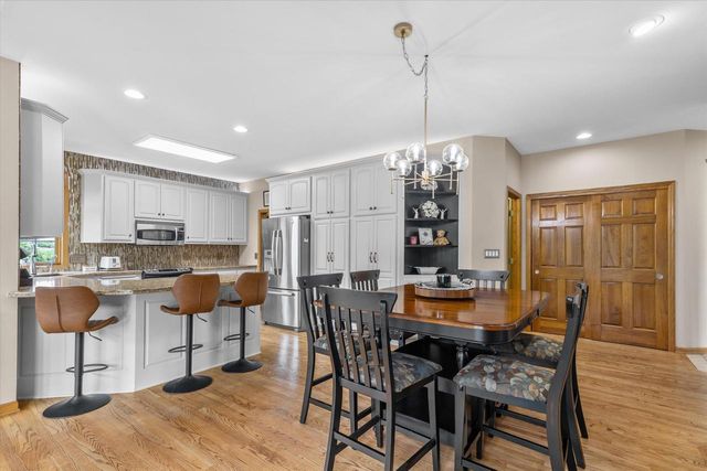 W287N921 Bedouin COURT, Waukesha, WI 53188