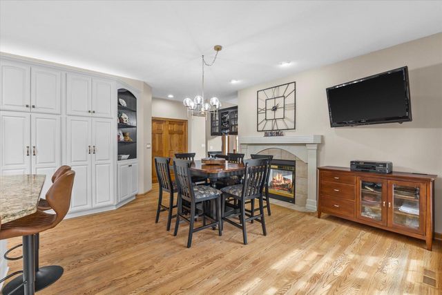 W287N921 Bedouin COURT, Waukesha, WI 53188