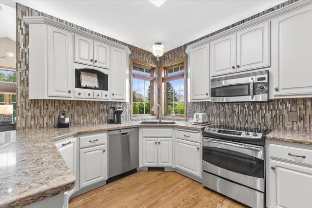W287N921 Bedouin COURT, Waukesha, WI 53188