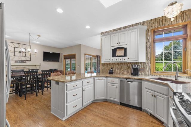 W287N921 Bedouin COURT, Waukesha, WI 53188