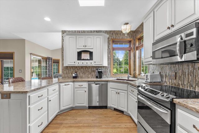 W287N921 Bedouin COURT, Waukesha, WI 53188