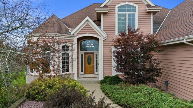 W287N921 Bedouin COURT, Waukesha, WI 53188