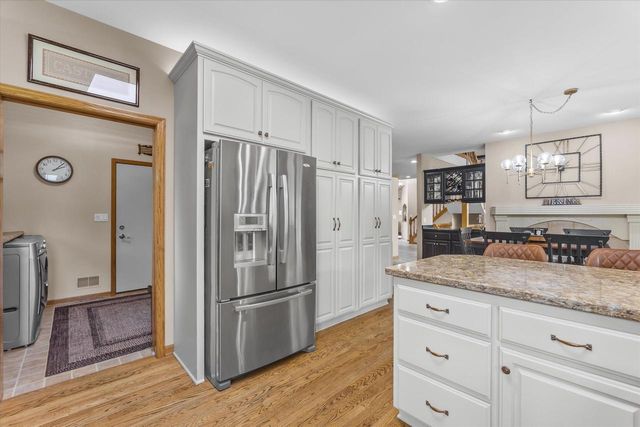 W287N921 Bedouin COURT, Waukesha, WI 53188