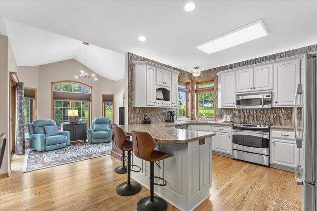 W287N921 Bedouin COURT, Waukesha, WI 53188