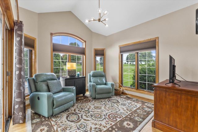 W287N921 Bedouin COURT, Waukesha, WI 53188