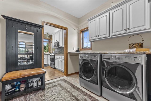 W287N921 Bedouin COURT, Waukesha, WI 53188
