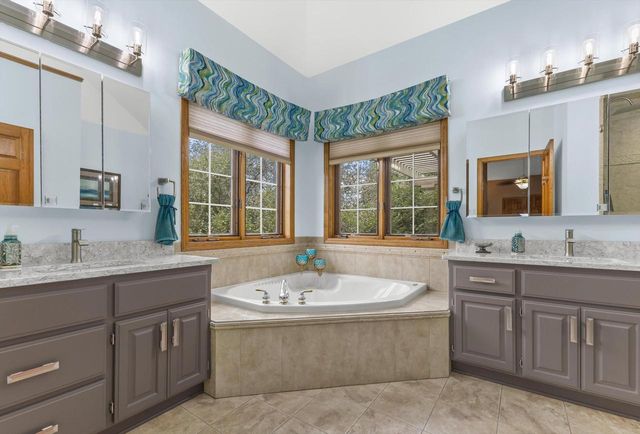 W287N921 Bedouin COURT, Waukesha, WI 53188